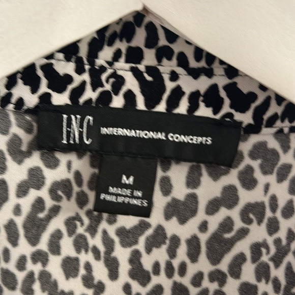 INC  Long Sleeved Ruched Animal Print Blouse w/Gold Snaps-SZ Medium - Picture 3 of 6